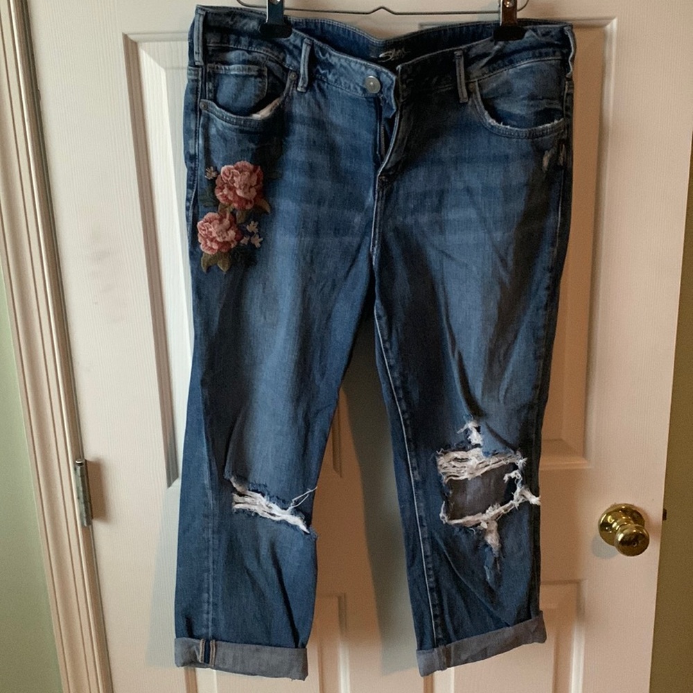 Capri, ripped, decorative jeans